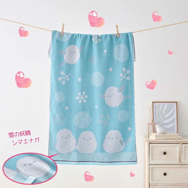 シマエナガ今治バスタオル(ブルー)を干している様子と、デザインの拡大図。