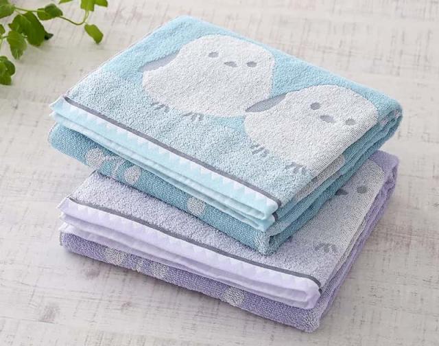 折りたたまれたシマエナガ今治バスタオル(ブルー)と(パープル)。