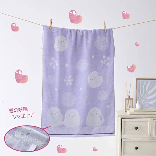 シマエナガ今治バスタオル(パープル)を干している様子と、デザインの拡大図。