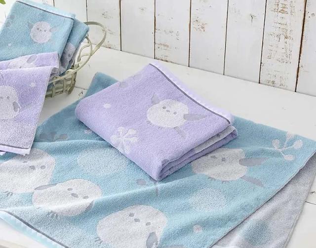 折りたたまれたシマエナガ今治バスタオル(パープル)。