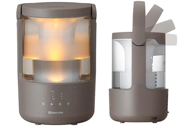 RHYTHM MIST 250加湿器のウォームグレーモデル。左側はミストとライトの演出中の正面画像、右側はハンドルが可動式であることを示す側面画像。