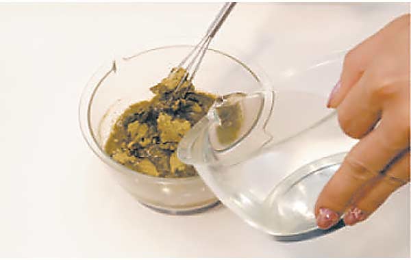 ヘナをよくかき混ぜる