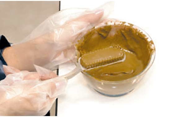 ハケ又はブラシで乗せる