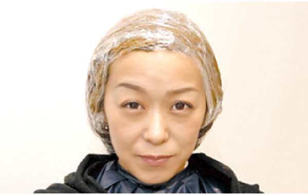 タオルを髪に巻く