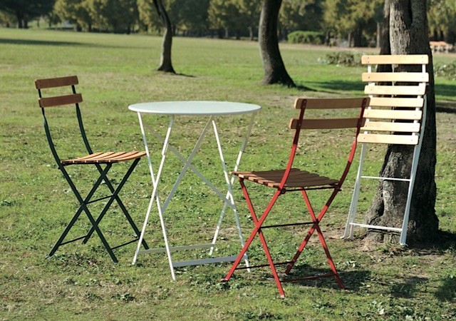 ビストロテーブルとチェア