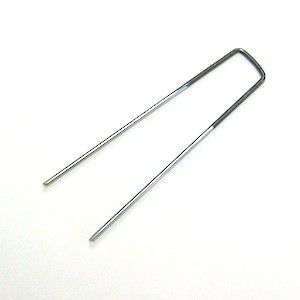 人工芝マットを打ち付ける固定用部材