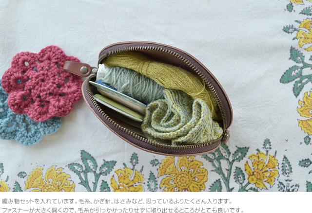 ファスナーが大きく開いて出し入れがしやすい