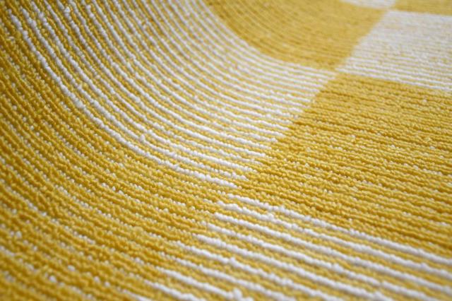 落ち着いたイエロー