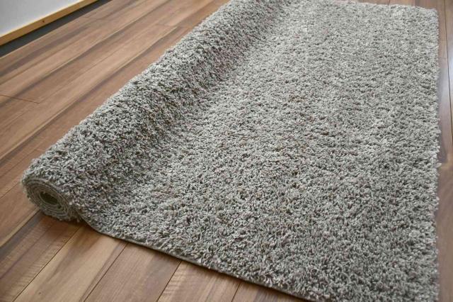 グレー色のラグ