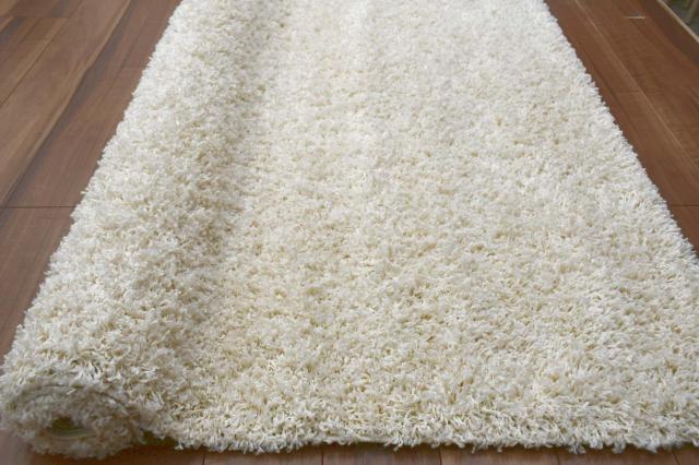 アイボリー色のラグ