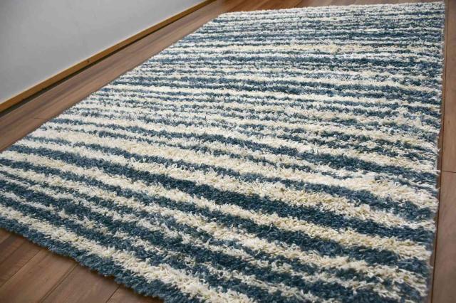 ストライプ柄ラグブルー