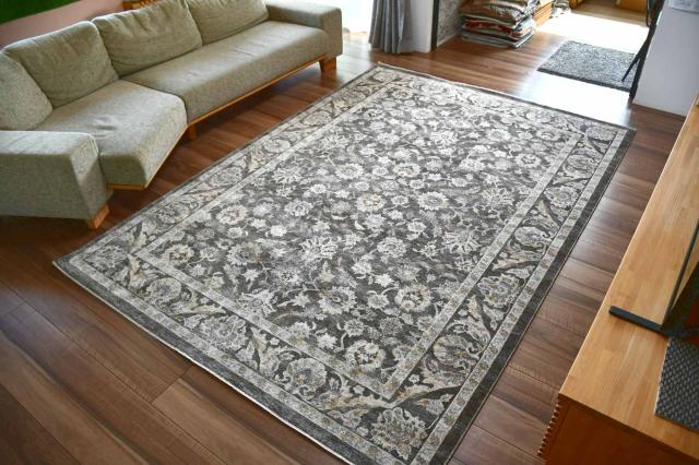 クールなチャコール色