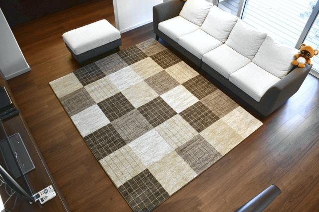 ベージュ色ラグ