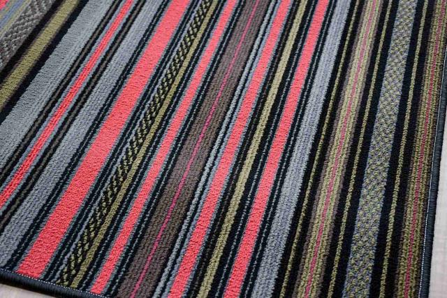 ピンクカーキの色合い