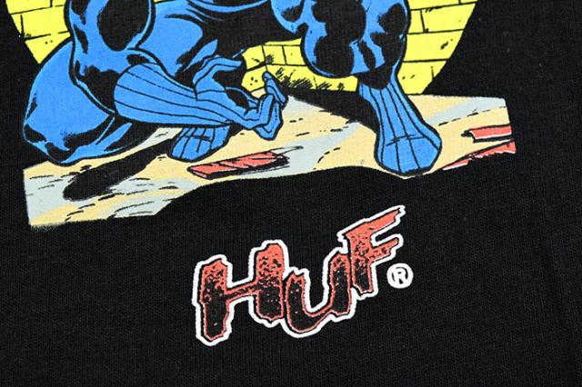 HUFハフのTシャツ MARVEL AVENGERS Night Prowling07