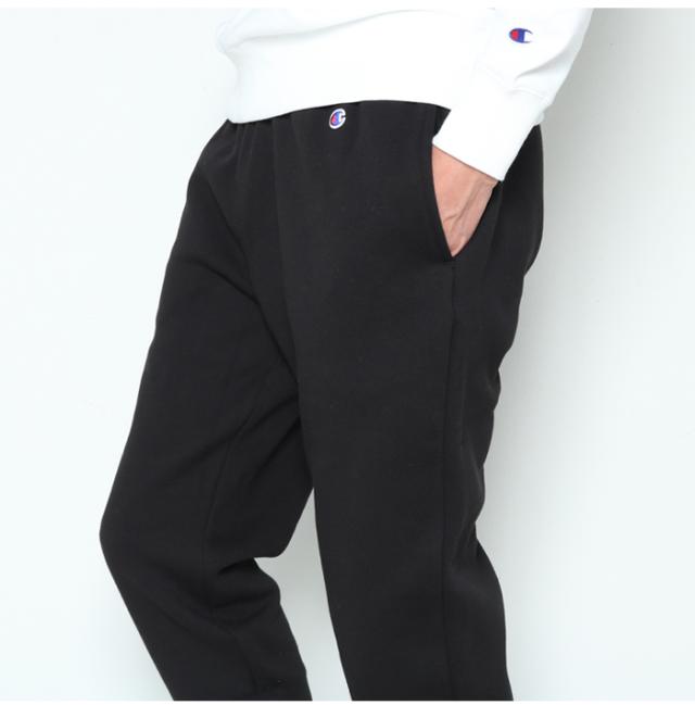 チャンピオン スウェットパンツ 着用画像 ブラック ロゴ部分