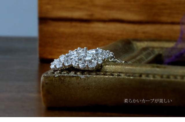 どの角度から見ても美しいシルエット マリリン フラワー ネックレス & ピアス & リング セット