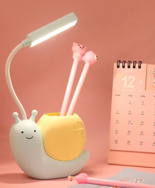 かたつむり型のデスクライトです デスクライト – KANADEMONO