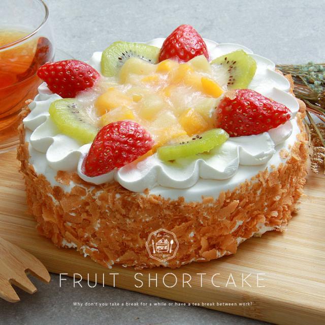 送料無料 フルーツショートケーキ ショートケーキ フルーツ ケーキ ホール 5号 15cm バレンタイン ホワイトデー いちご キウイ 桃 クッキー 冷凍 冷凍ケーキ スイーツ デザート 大きい 大きめ ボリューミー ビッグサイズ お中元 御中元 お返し プレゼント ギフト スイーツ お歳暮 おしゃれ 可愛い 誕生日 バースデー クリスマス お祝い イベント