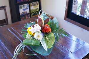 “オリエンタル　花束ブーケ　アンスリューム　モンステラ　秋　旬　送料無料”