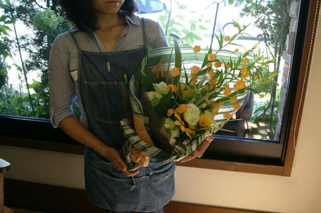 サンダーソニアの花束 持つとこんな感じ