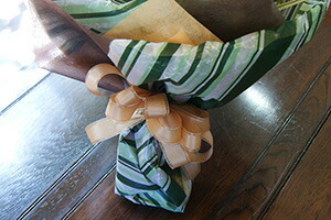 サンダーソニアの花束 ラッピング