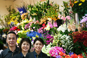 レインボーローズ　薔薇　花束　花瓶のいらない花束