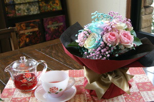 レインボーローズ　薔薇　花束　花瓶のいらない花束