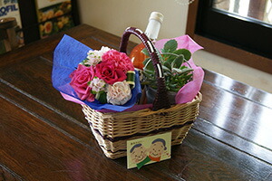 花束と梅酒　飾るとこんな感じ