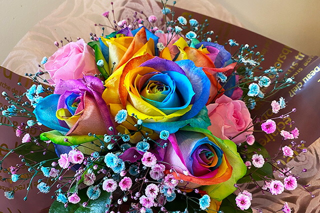 レインボーローズ　薔薇　花束　花瓶のいらない花束