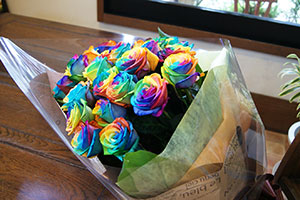 レインボーローズ　花束　ラッピング