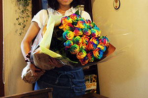 レインボーローズ　花束　飾る感じ