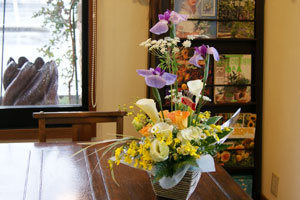 花菖蒲　アレンジメント　五月節句の贈物　通販　　送料無料　ネット通販花屋花樹有（かじゅある )