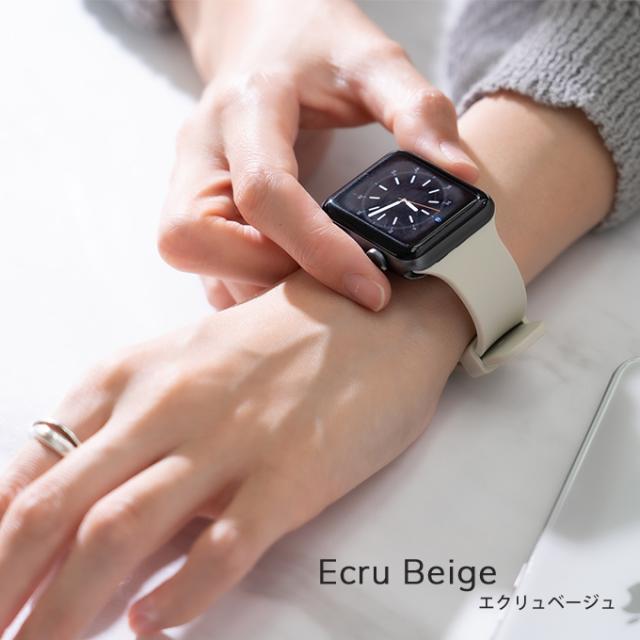 エクリュベージュ着