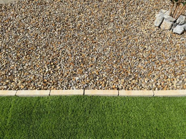 砂利芝生の庭用見切り材