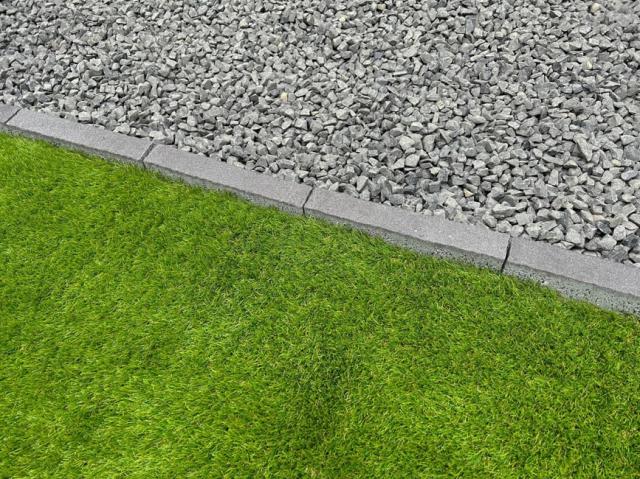 砂利芝生の庭用見切り材