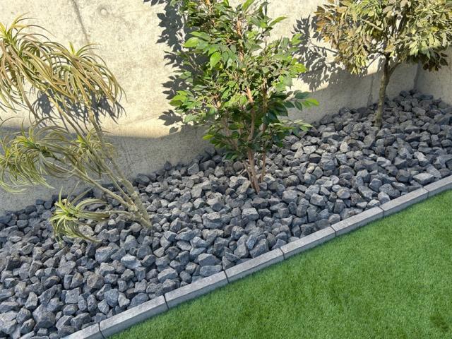 砂利芝生の庭用見切り材