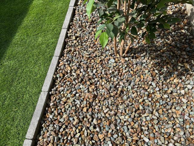 砂利芝生の庭用見切り材