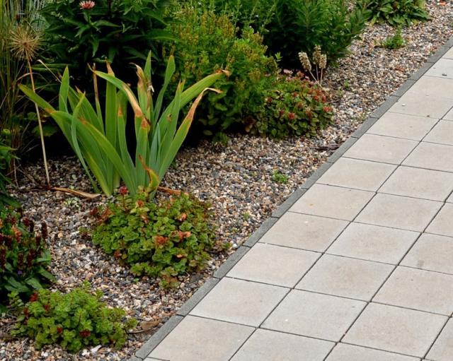 砂利芝生の庭用見切り材