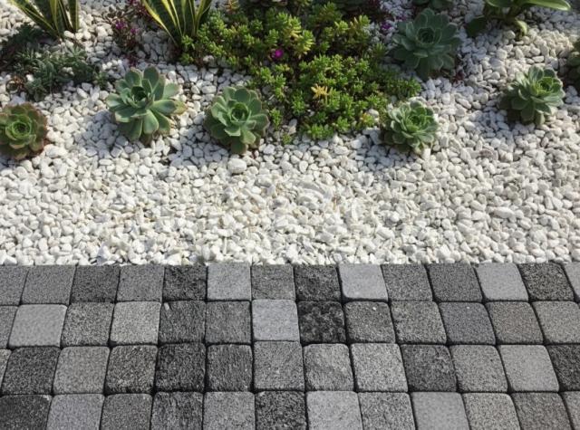 敷石 ピンコロ石 溶岩石の施工写真