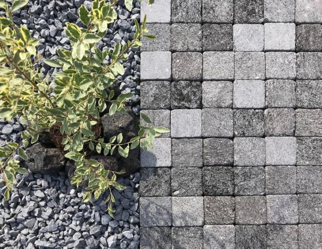 敷石 ピンコロ石 溶岩石の施工写真