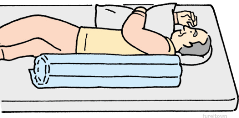 ●筒状にして横向きの背中の支えに。3枚連ねるとベッドサイズになります。