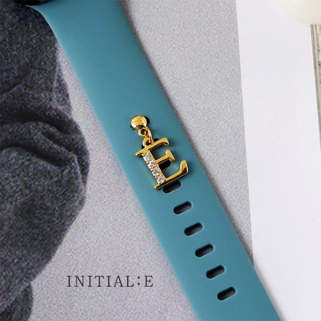 アップルウォッチ イニシャル チャーム キラキラ バンド アクセサリー 付ける シリコン ベルト穴 AppleWatch 9 8 7 6 5 4 Apple Watch SE かわいい レディース 女性 ゴールド 45mm 44mm 41mm 42mm 40mm 38mm シリコンバンド 可愛い おしゃれ A アルファベット 5