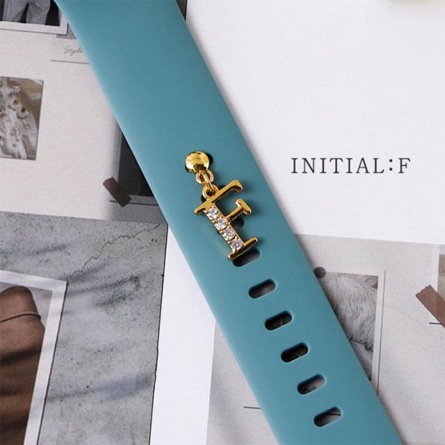 アップルウォッチ イニシャル チャーム キラキラ バンド アクセサリー 付ける シリコン ベルト穴 AppleWatch 9 8 7 6 5 4 Apple Watch SE かわいい レディース 女性 ゴールド 45mm 44mm 41mm 42mm 40mm 38mm シリコンバンド 可愛い おしゃれ A アルファベット 6