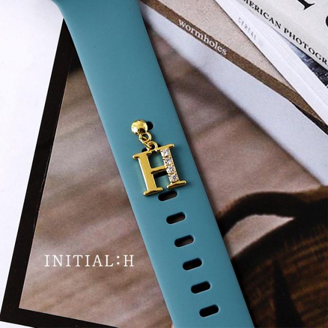 アップルウォッチ イニシャル チャーム キラキラ バンド アクセサリー 付ける シリコン ベルト穴 AppleWatch 9 8 7 6 5 4 Apple Watch SE かわいい レディース 女性 ゴールド 45mm 44mm 41mm 42mm 40mm 38mm シリコンバンド 可愛い おしゃれ A アルファベット 7