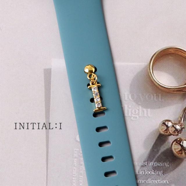 アップルウォッチ イニシャル チャーム キラキラ バンド アクセサリー 付ける シリコン ベルト穴 AppleWatch 9 8 7 6 5 4 Apple Watch SE かわいい レディース 女性 ゴールド 45mm 44mm 41mm 42mm 40mm 38mm シリコンバンド 可愛い おしゃれ A アルファベット 8