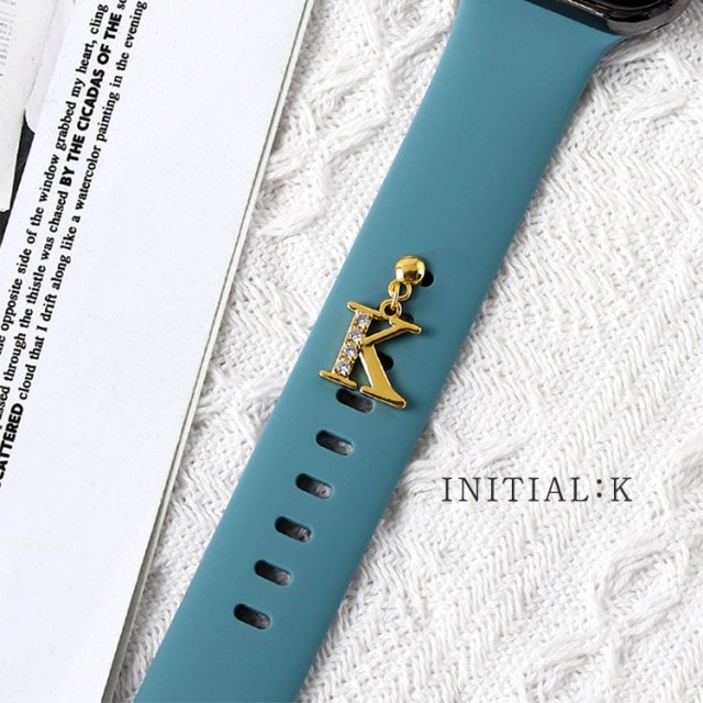 アップルウォッチ イニシャル チャーム キラキラ バンド アクセサリー 付ける シリコン ベルト穴 AppleWatch 9 8 7 6 5 4 Apple Watch SE かわいい レディース 女性 ゴールド 45mm 44mm 41mm 42mm 40mm 38mm シリコンバンド 可愛い おしゃれ A アルファベット 10
