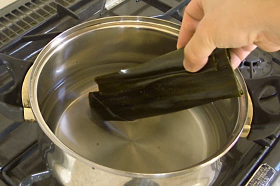 水に昆布を入れる