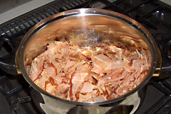 昆布だしに鰹節を加える