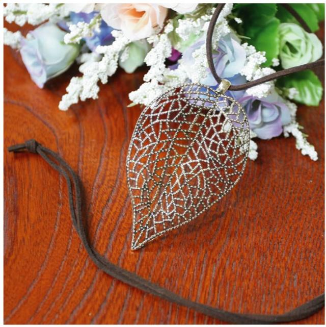 ペンダント 革 アクセサリー